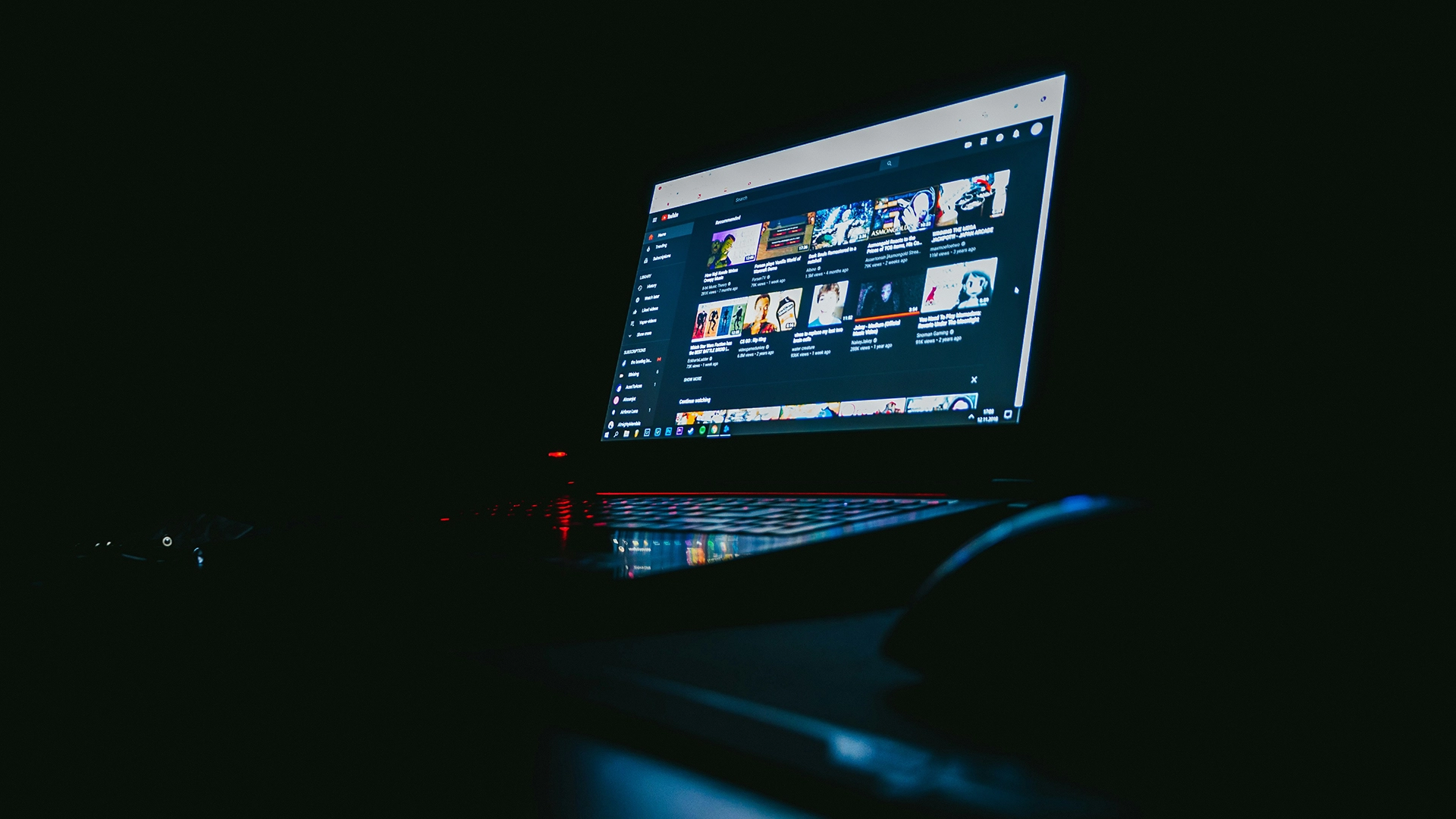 YouTube, AI를 활용해 창작자들의 동영상을 무단으로 변경했다는 비밀